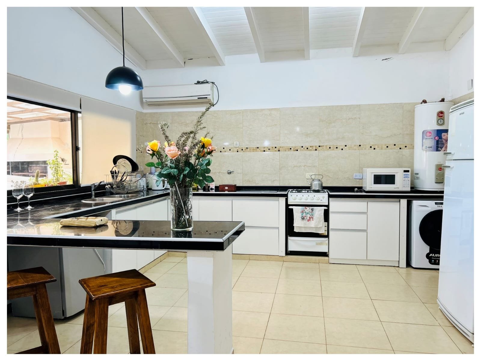 Cocina con barra y equipamiento completo en cabañas turísticas de Campo Quijano