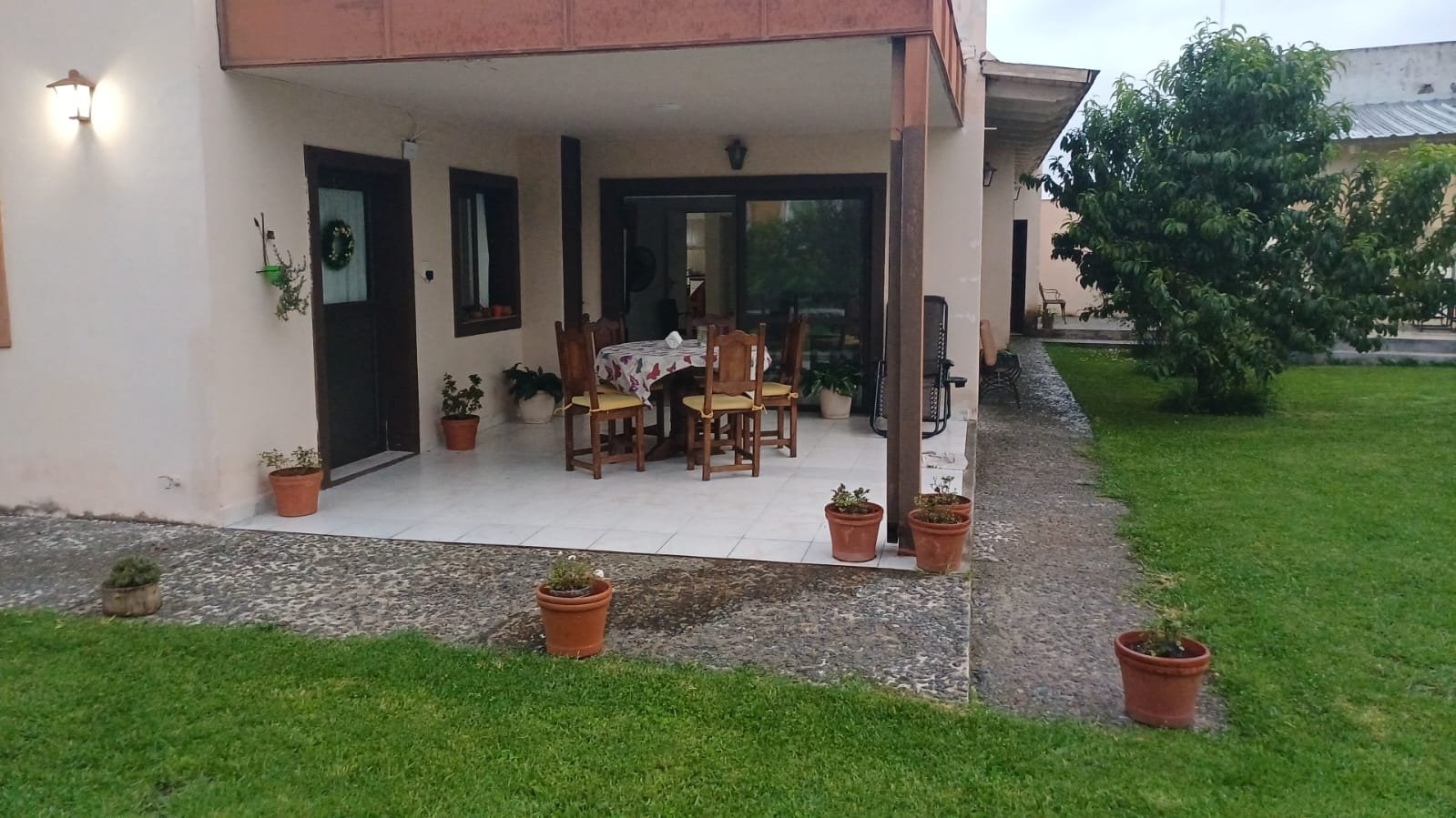 Galería exterior para disfrutar del aire libre en La Esquina de la Flor