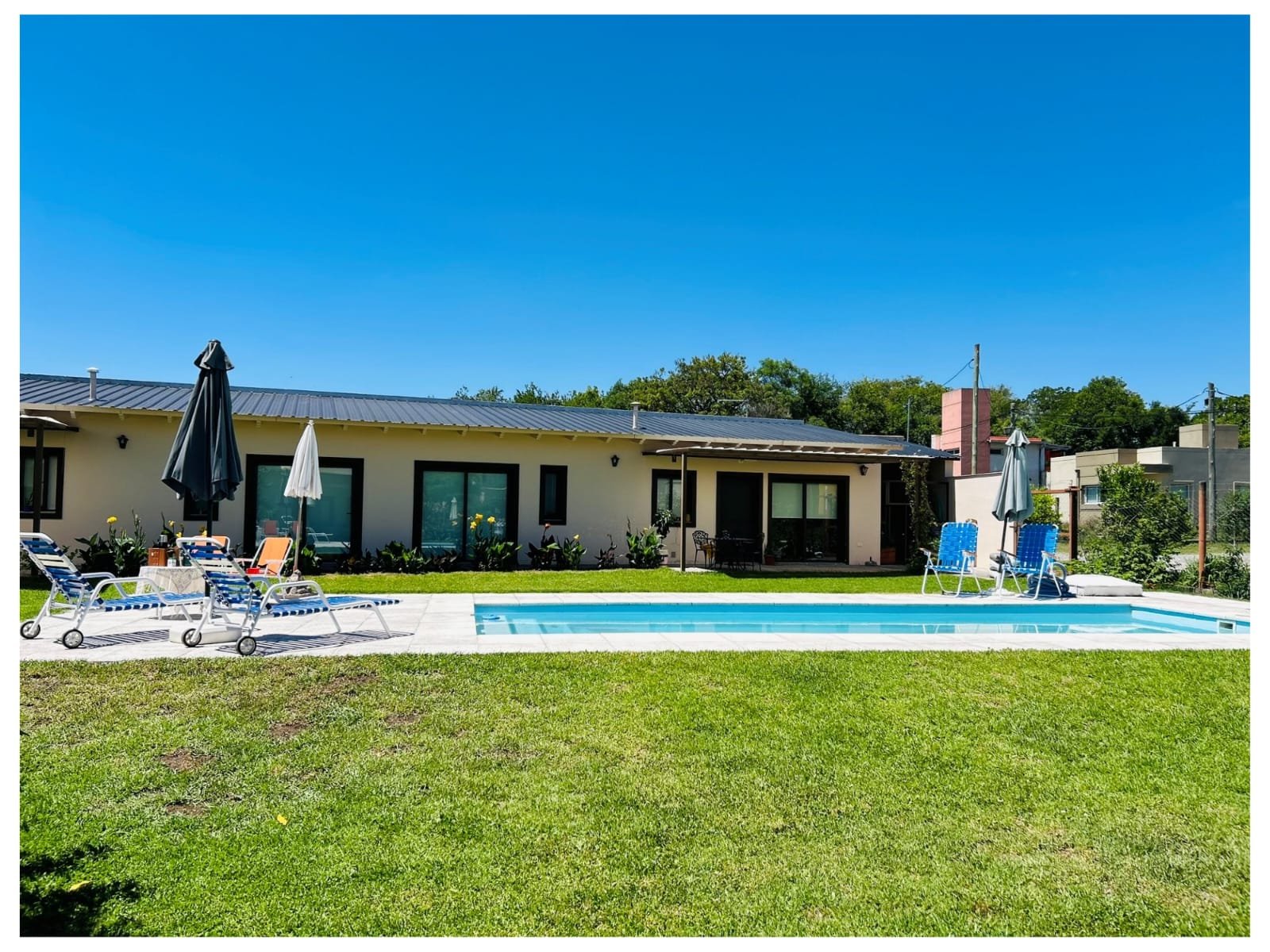 Pileta al aire libre en complejo de cabañas en Campo Quijano
